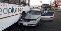 Camión urbano no respeta alto y choca con otro automóvil