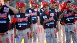 Apasionado del beisbol canta un doloroso corrido para las Águilas de Mexicali