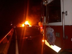 Tráiler se vuelca e incendia en Maxipista