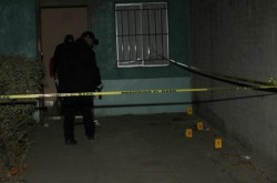 Tocan a su puerta, abre y lo asesinan