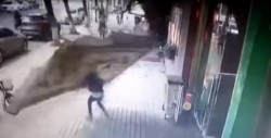 #FuertesImágenes Le cae un letrero encima ¡no creerás lo que pasó!