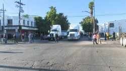 Transportistas se manifiestan en vialidad y transporte Los Mochis