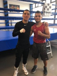 Jesús Aréchiga ayuda a Oscar Valdez
