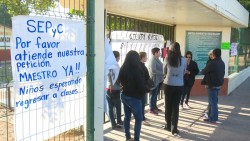 Madres de familia toman escuela Manuel Ávila Camacho