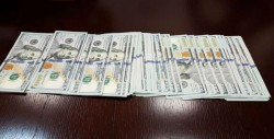 Encuentra 5 mil dólares; busca al dueño