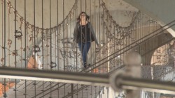 Parejas colocan candados en los puentes