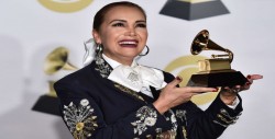 Reconocen a Aida Cuevas
