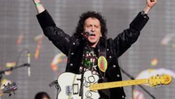 #Video Alex Lora corre con groserías a gente de su concierto