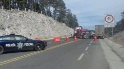 Traileros bloquean el paso en la carretera libre Mzt-Durango
