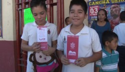 Reciben estudiantes becas del DIF