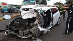Se impactan de frente contra camión urbano