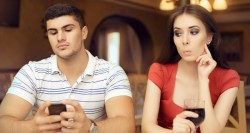 5 Razones para NO mirar el celular de tu pareja