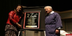 Develan placa por las 100 representaciones de "El Padre"