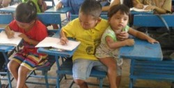 Niño lleva a su hermano menor a la escuela para no perder clases