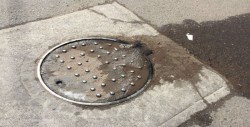 Fuga de drenaje por boulevad Las Torres esquina con Patria