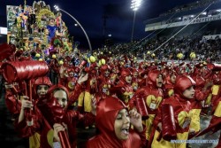 Carnaval brasileño hace homenaje a México