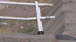 Piden reparar pasamanos de puente en Santa Fe