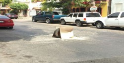 Un hoyo por la calle desde hace cuatro días en Los Pinos