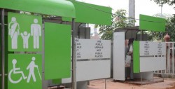 En campaña contra defecación en vía pública, ministro orina en la calle