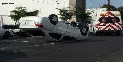 Se vuelca automóvil por Rubí y Aguilar Barraza