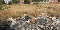 Lote baldío convertido en basurero en la Hidalgo