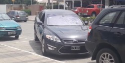 #Video Un coche 'flota' para salir de un estacionamiento