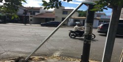Señalamiento de nombre de calle caído por Presa Vasequillos y Rafael Buelna