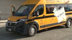 Choca un camión escolar sobre la Av. del Mar