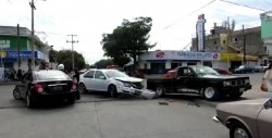 Lesionados bebé y una mujer durante choque
