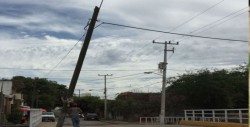 Poste de teléfono en riesgo de caer