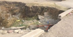 Destruyéndose el concreto en arroyo por Agricultores