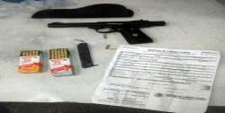 Lo detienen por ir a exceso de velocidad y le encuentran un arma