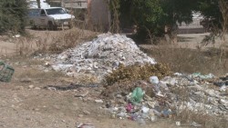 Tiran escombro en plena calle