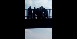 #Video Policías frustran suicidio desde puente peatonal