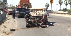 Se vuelca automóvil en el paso superior sur