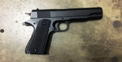Lo ven sospechoso y le descubren un arma