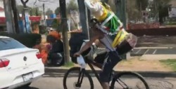 Memes de ciclista con 'San Judas' en la espalda