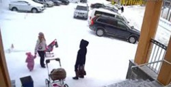 #Video niña salva a su mamá de ser aplastada por la nieve