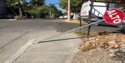 Señalamiento doblado en la colonia Guadalupe