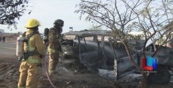 Local y vehículo se incendian