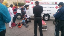 Motociclista resulta con fracturas tras ser arrollado