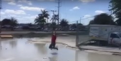 #Video Ciudadanos montan una tirolina para sortear un socavón