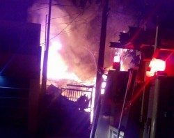 Incendio consume vivienda, solo daños materiales