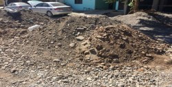 Siguen los tres montones de tierra por la Puerto Márquez
