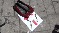 Recuerdan a mujeres víctimas de violencia con "Zapatos Rojos"