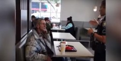 #Video Cliente fue expulsado de McDonald's por comprarle comida a vagabundo