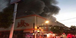 Incendio consume a un supermercado