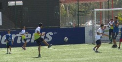 Niños del CAM juegan futbol