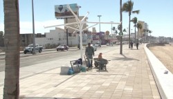 Instalan mobiliario urbano en el malecón