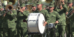 Se lucen las bandas militares en concurso
